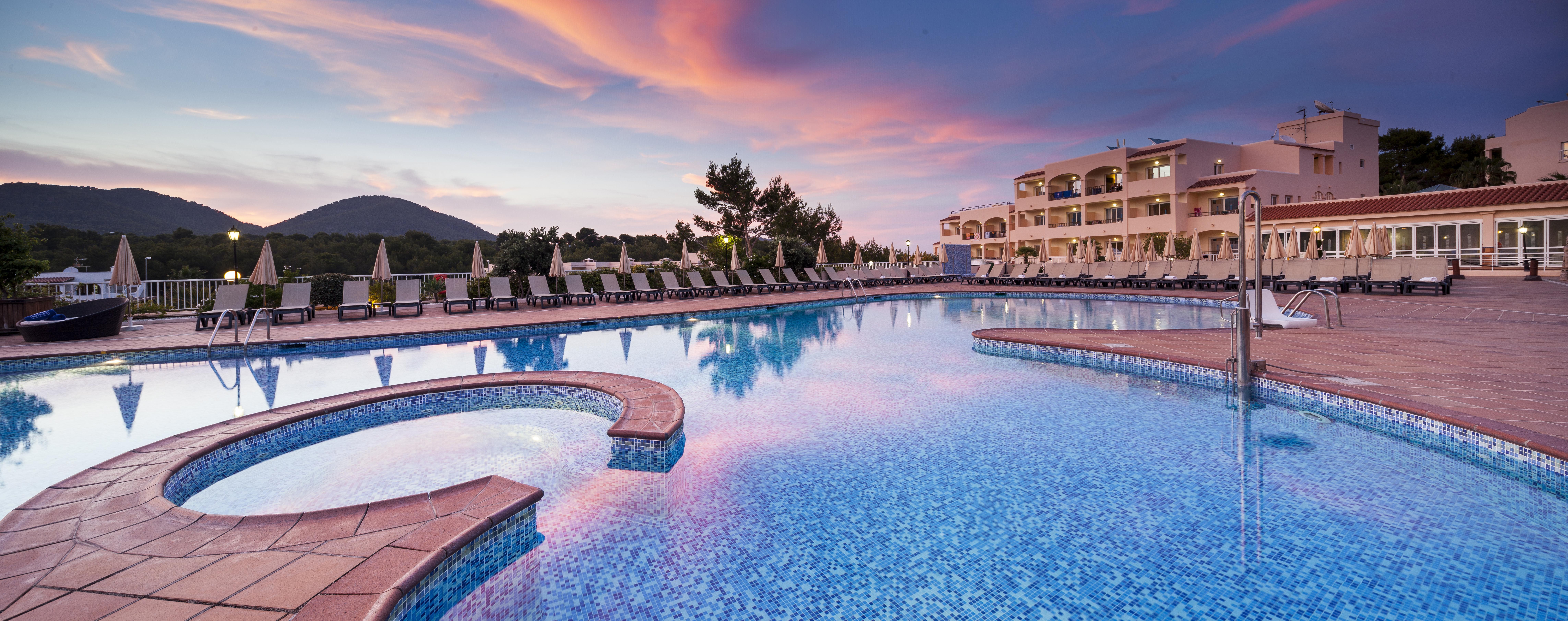 Invisa Hotel Club Cala Blanca Playa DPlaya Des Figueral Eksteriør billede