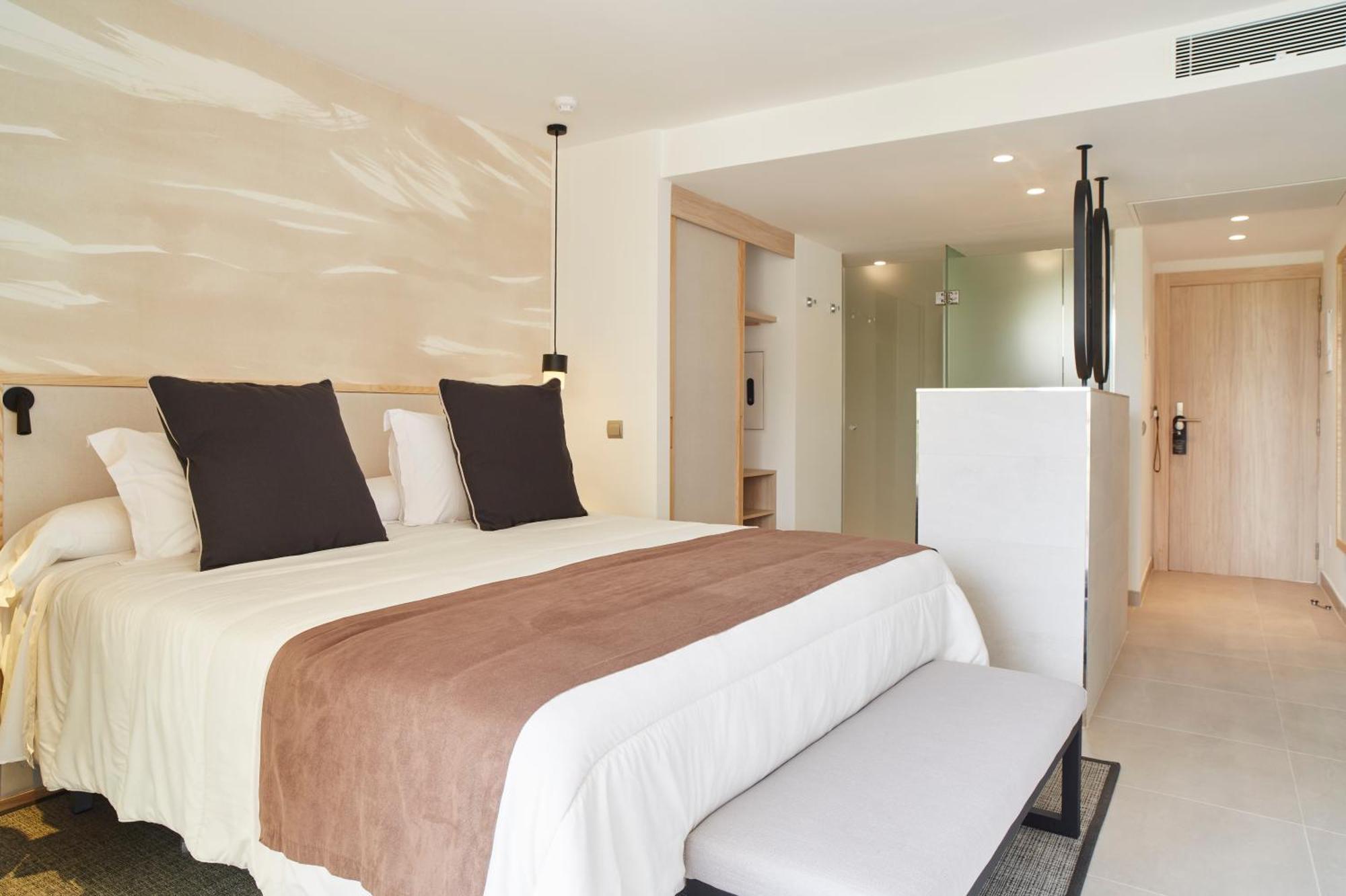 Invisa Hotel Club Cala Blanca Playa DPlaya Des Figueral Eksteriør billede